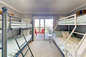 1 Schlafzimmer mit 2 Etagenbetten und einem Balkon in der Unterkunft Casa Pelicano in Galveston
