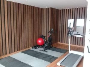 a room with a gym with a treadmill and a exercise ball at Encantador Loft en Lima - Cerca del aeropuerto in Lima