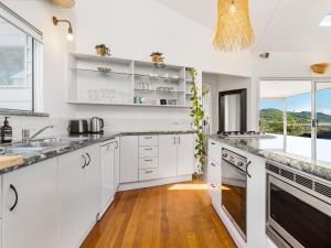A kitchen or kitchenette at Lighthouse Lodge