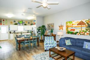 uma sala de estar com um sofá azul e uma mesa em Crab Shack em Corpus Christi