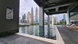 uma vista para um rio com uma cidade ao fundo em Rumah Kampong Bharu near KLCC (3Rooms) em Kuala Lumpur