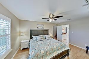 1 dormitorio con 1 cama y ventilador de techo en Festive Beach Retreat en Rockport