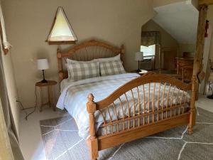 una camera con letto in legno e 2 lampade di Rushing Stone Cottage a Jefferson