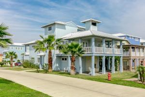 una grande casa con palme di fronte di Pipeline Manor a Port Aransas