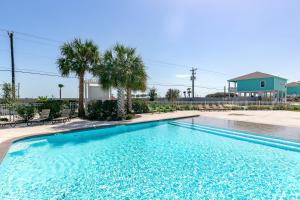 ロックポートにあるOur Happy Placeのヤシの木と家のスイミングプール