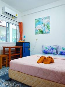 een slaapkamer met een bed met twee handdoeken erop bij Samed Runa Village in Ko Samed