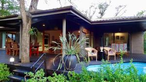 une maison avec une piscine dans la cour dans l'établissement Imani Bush House & Silver Sky Chalet, à Hluhluwe