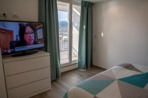 1 dormitorio con cama y vestidor con TV en Mare Fuori en Portoferraio