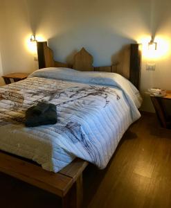 ein Schlafzimmer mit einem Bett und einem Rucksack darauf in der Unterkunft B&b La Casa di Elsa in Polcenigo