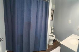 Ένα μπάνιο στο Comfortable Two Bedroom on Royal in Springboro
