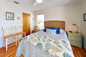 1 dormitorio con 1 cama con edredón azul en The Purple Beach House, en Rockport