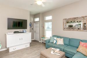 聖體市的住宿－Ocean Pulse，客厅配有蓝色的沙发和电视
