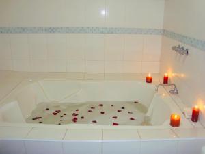 Bilik mandi di Hotel Madrigal