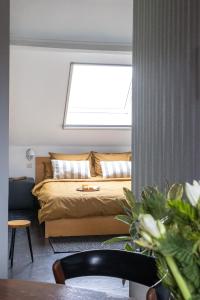 een slaapkamer met een bed en een raam erboven bij Studio Spiegelhof in Gent