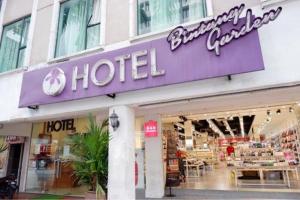 una tienda con un cartel púrpura en la parte delantera de una tienda en Bintang Garden Hotel en Kuala Lumpur