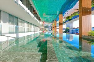 Bazén v ubytování Shambhala Hotel Pattaya nebo v jeho okolí