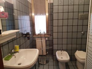 a small bathroom with a sink and a toilet at B&B Monté in Montesilvano