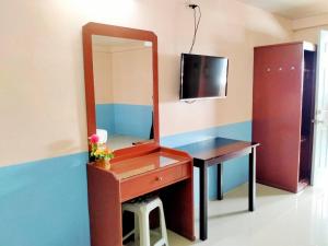a dressing table and a mirror in a room at Station Hotel in Trang