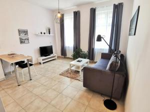 uma sala de estar com um sofá e uma mesa em Apartament Seven em Legnica