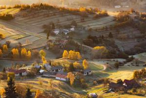 eine Luftansicht eines kleinen Dorfes auf einem Hügel in der Unterkunft Penzión** Amálka in Hriňová
