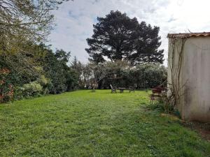 Κήπος έξω από το Lac Grand Lieu : maisonnette au calme avec jardin +10 φωτογραφίες