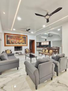 uma grande sala de estar com sofás e uma lareira em Vedganga Villa - Homestay em Colhapur
