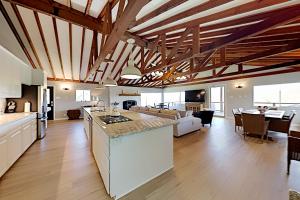 cocina grande y sala de estar con techos de madera. en Chez Elmo, en Lago Vista