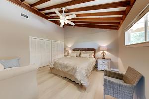 1 dormitorio con 1 cama y ventilador de techo en Chez Elmo, en Lago Vista