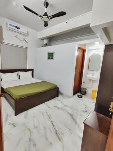um quarto com uma cama e piso em mármore em Vedganga Villa - Homestay em Colhapur