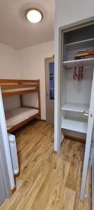 a room with two bunk beds and a wooden floor at T2 Cosy à 50m des pistes, 6 pers Puystvincent 1800 in Puy-Saint-Vincent