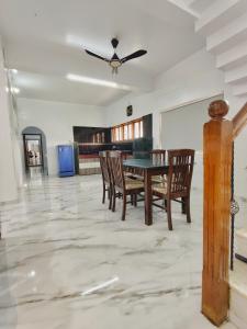 een eetkamer met een tafel en stoelen bij Vedganga Villa - Homestay in Kolhapur