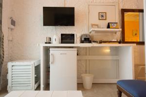 eine Küche mit einem weißen Schreibtisch und einem Kühlschrank in der Unterkunft Vista d'aMare in Pedaso