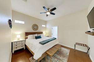 1 dormitorio con 1 cama y ventilador de techo en Mermaid Cove at Pirate's Bay unit 209, en Port Aransas