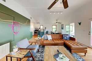 uma sala de estar com um sofá e uma mesa em Cowboy Retreat em Canyon Lake