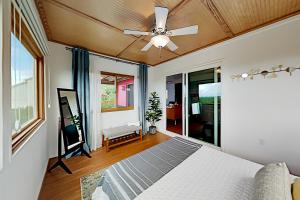 um quarto com uma cama e uma ventoinha de tecto em Cowboy Retreat em Canyon Lake