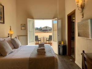 - une chambre avec un lit et un balcon avec une table dans l'établissement Hotel David, à Florence