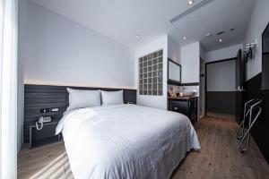 Giường trong phòng chung tại 澎湖 就這兒旅居