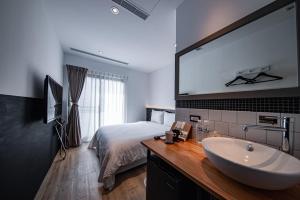 Giường trong phòng chung tại 澎湖 就這兒旅居