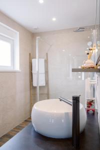 Koupelna v ubytování La Chambre des Secrets by Leslodgespa - Escapade romantique proche de Bâle avec terrasse privée