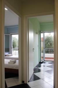 een kamer met een deur naar een slaapkamer bij Minas new apartment 2mins walking from Stoupa beach in Stoupa