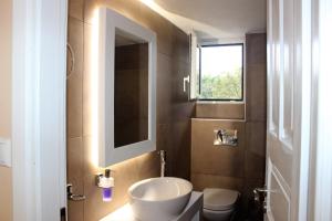 Kúpeľňa v ubytovaní Minas apartment 2mins walking from Stoupa beach, UPGRADED Wi-Fi
