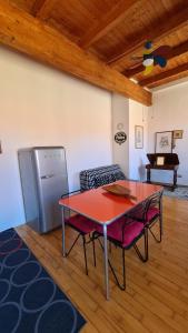 a table and chairs in a living room with a piano at Appartamento il Palazzone in Capraia