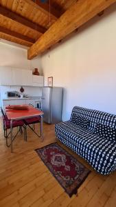 a kitchen with a couch and a table in a room at Appartamento il Palazzone in Capraia