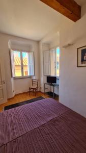 a bedroom with a large bed and a desk at Appartamento il Palazzone in Capraia