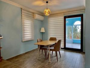 a dining room with a table and chairs and a window at Iznik Askania in İznik