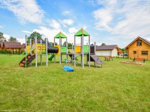un parque con un área de juegos con tobogán en Całoroczne Domki Zaciszna Polana, en Polanica-Zdrój