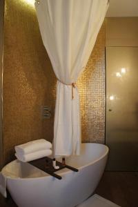 Ένα μπάνιο στο Tonic Hotel Saint Germain des Prés
