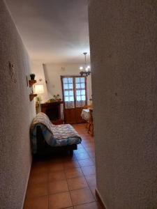 un pasillo con una silla y una mesa en una habitación en Casa Vittoria, en Rivisondoli