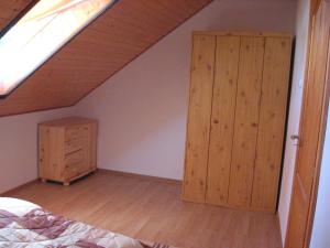 A bed or beds in a room at Balatonlelle-Kishegy