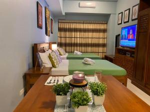 TV a/nebo společenská místnost v ubytování The Place SMDC Wind Residences Tagaytay